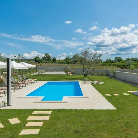 Clara With Private Pool