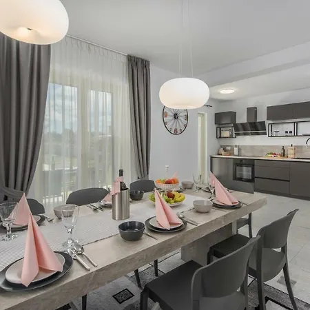 Clara With Private Pool Labinci