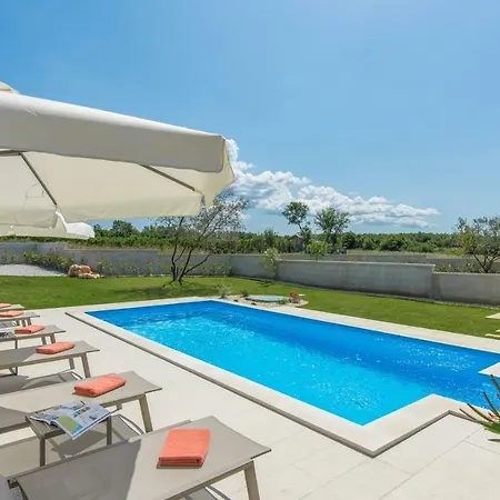 Clara With Private Pool * Labinci