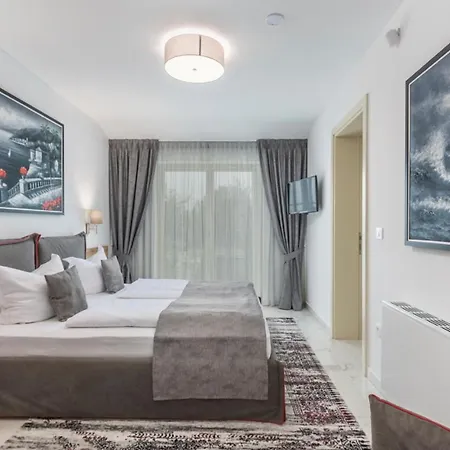 Clara With Private Pool Labinci