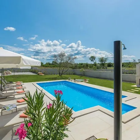 Villa Clara With Private Pool Labinci