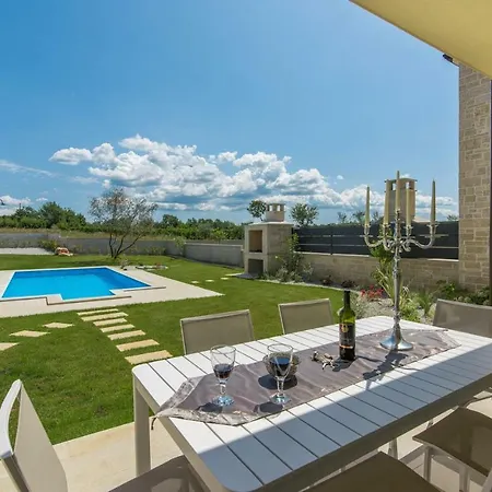 Clara With Private Pool Labinci
