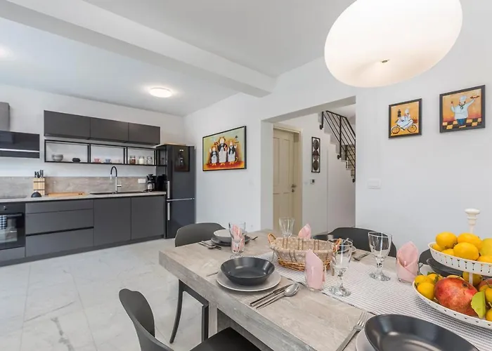 Clara With Private Pool 빌라 *