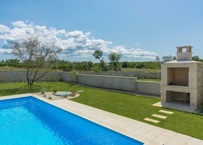 Clara With Private Pool 빌라 *