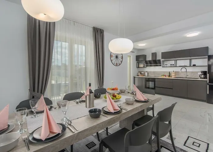 Clara With Private Pool Labinci