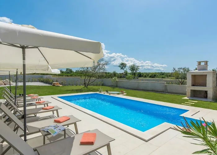 Clara With Private Pool * Labinci