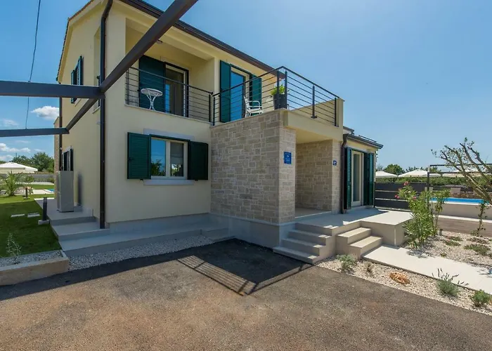 Clara With Private Pool