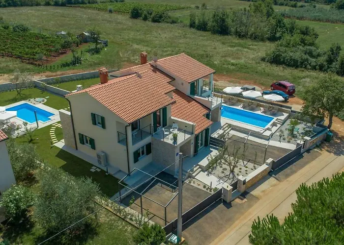 Clara With Private Pool 빌라 *