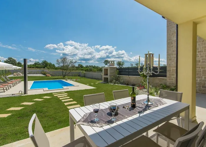 Clara With Private Pool Labinci