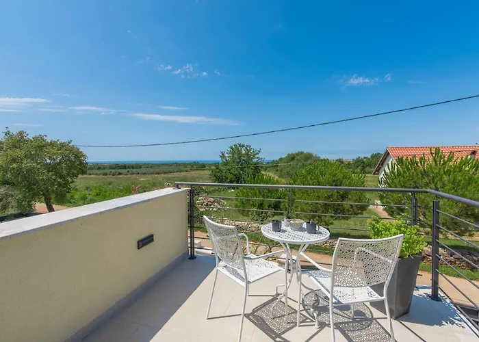 Clara With Private Pool 빌라 Labinci